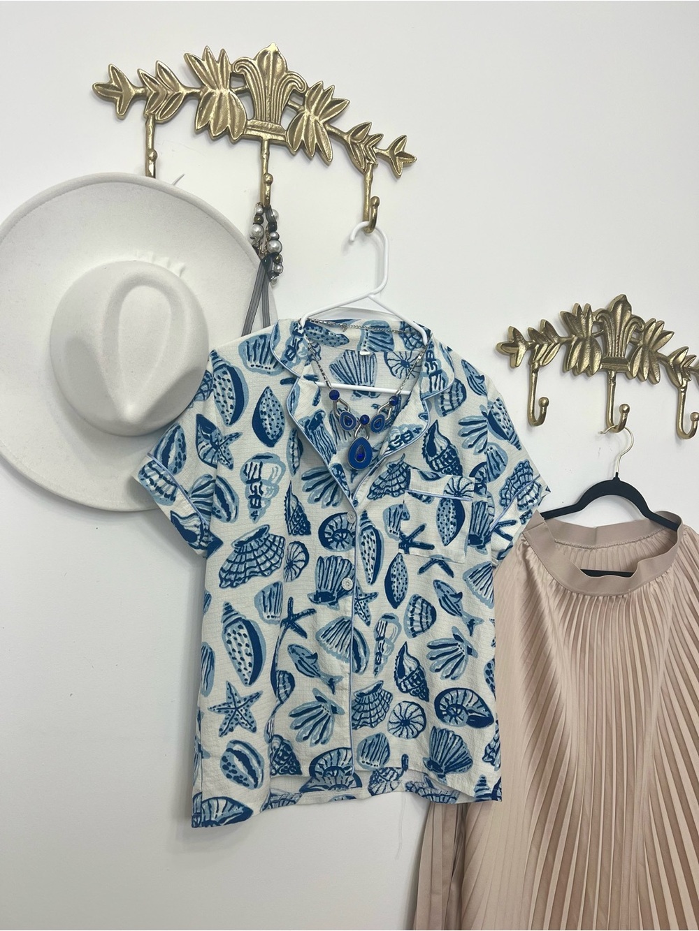 🐚Short sleeve seashell button down M - Picture 3 of 5